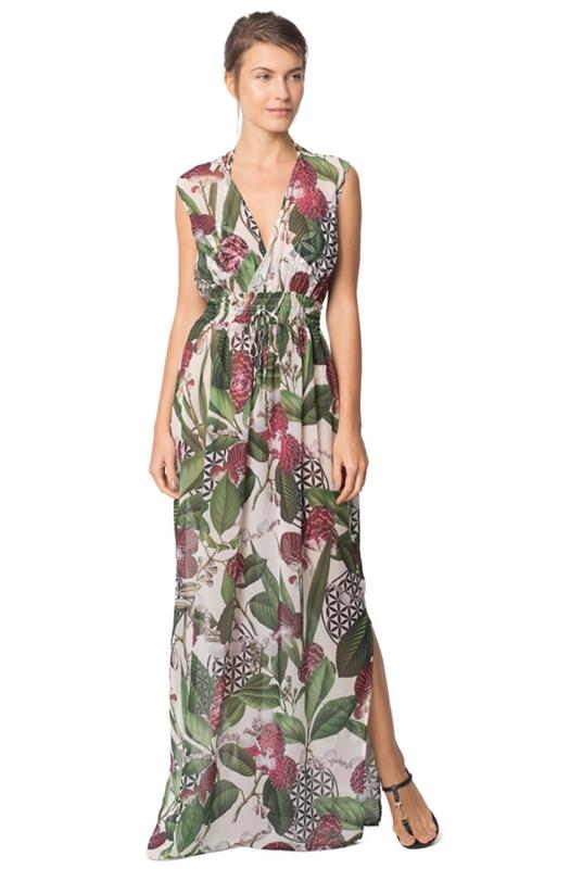 lengva vasaros suknelė su iškirpte su gėlių dizainu ir raudonais ir žaliais lapais, kurią paplūdimio aprangą pasirinkti moteriai
