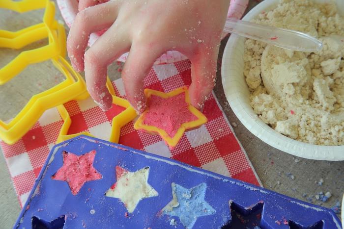 kako narediti barvit čarobni pesek z poceni sestavinami in otrokom zagotoviti nepozabno čutno aktivnost