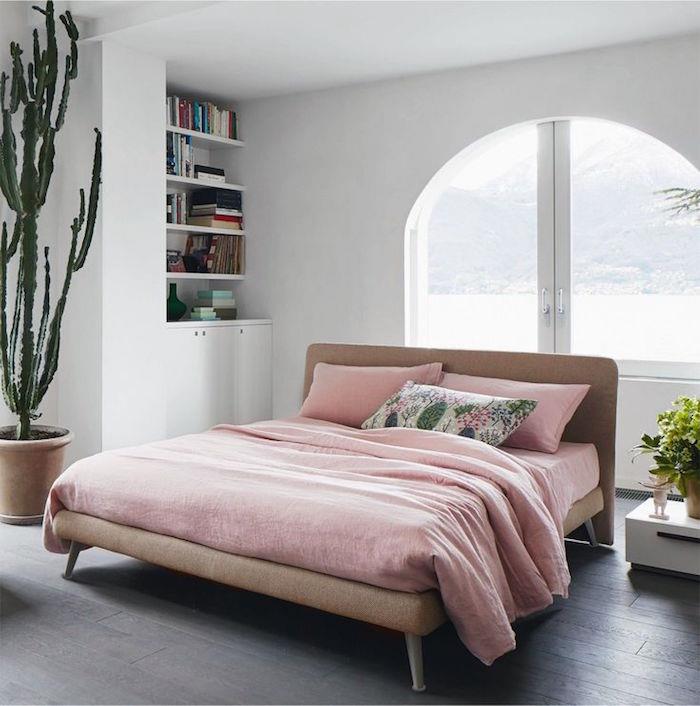 dekor spalnice za odrasle in navdih z belimi stenami, nizko retro posteljo, v spalnico namestite okrasni kaktus