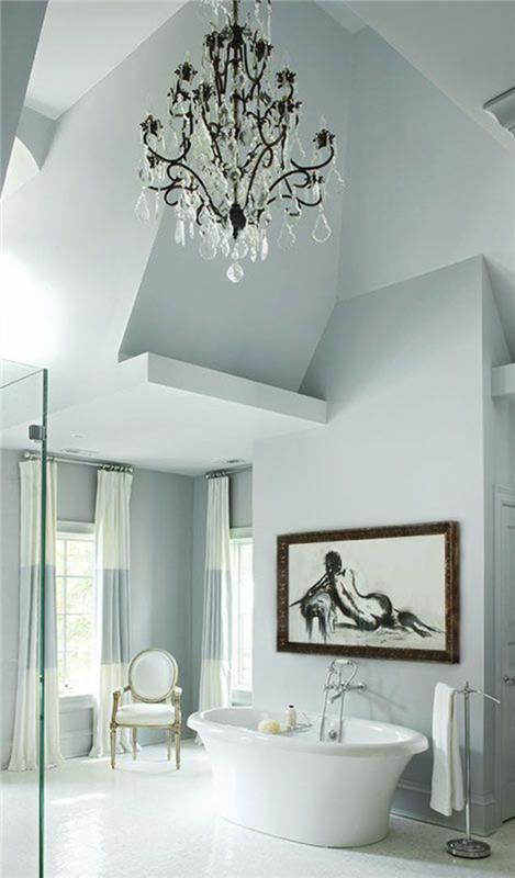 ideje za kopalnico, model kopalnice, baročni lestenec, prozorne bele rese in črna kovina, beli strop, majhna bela ovalna kad