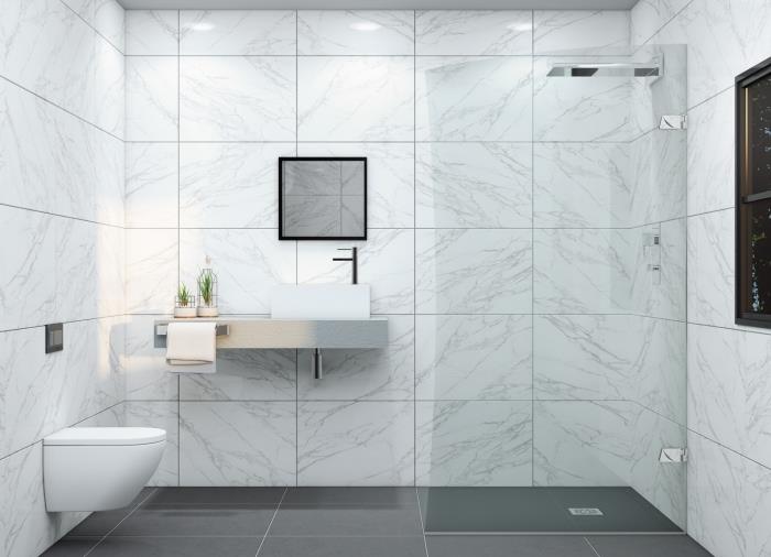 Italijanski model kopalnice, majhna površina, okrašena z belimi in sivimi marmornimi ploščicami z belo visečo straniščno školjko
