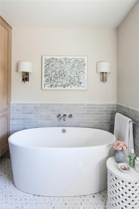 Kopalnica 4m2, bela kopalnica, dekor kopalnice Zen, model kopalnice, pol stene v slonokoščeni barvi in ​​polovica v biserno sivih ploščicah z opečnimi vzorci