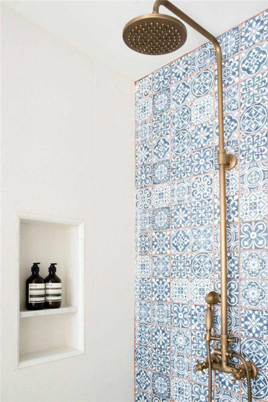 duvar karoları, zen banyo dekoru, altın rengi metal duş, beyaz duvarda niş, küçük banyo dekorasyonu