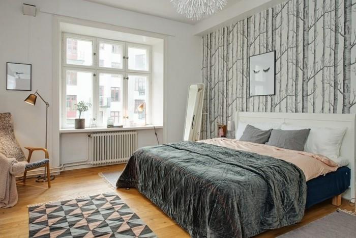 Skandinaviško stiliaus miegamojo modelis, kuriame išnaudojamas spalvų asortimentas-tapetai-Šiaurės šalių miško raštai-didelė lova-kėdė