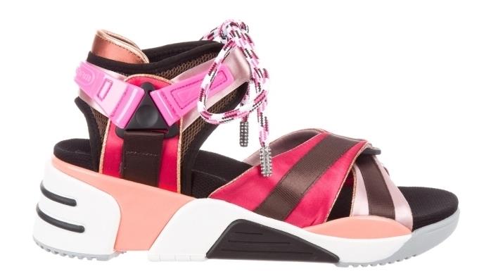 primer blagovnih znamk ženskih čevljev s sandalami na platformi z vezalkami v beli črni barvi z rdečimi in bakreno rožnatimi poudarki