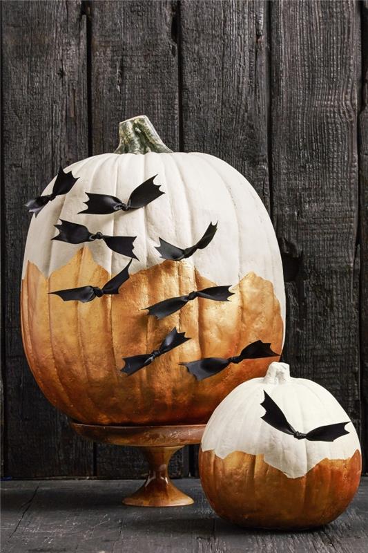 elegantiška ir stilinga Helovino moliūgų deko idėja ant moliūgo, nudažykite moliūgą balta ir vario spalva su juodo kaspino apdaila
