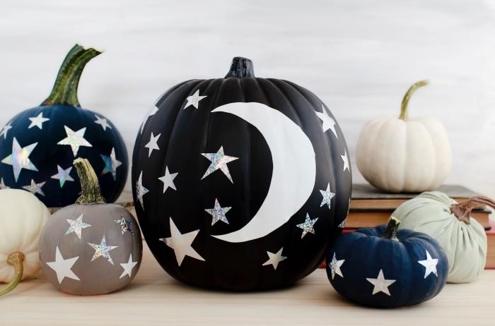 „Pasidaryk pats“ dekoratyviniai daiktai Helovino vakarėliui, moliūgų modelis, nudažytas juoda spalva su blizgančiu žvaigždžių rašto deko