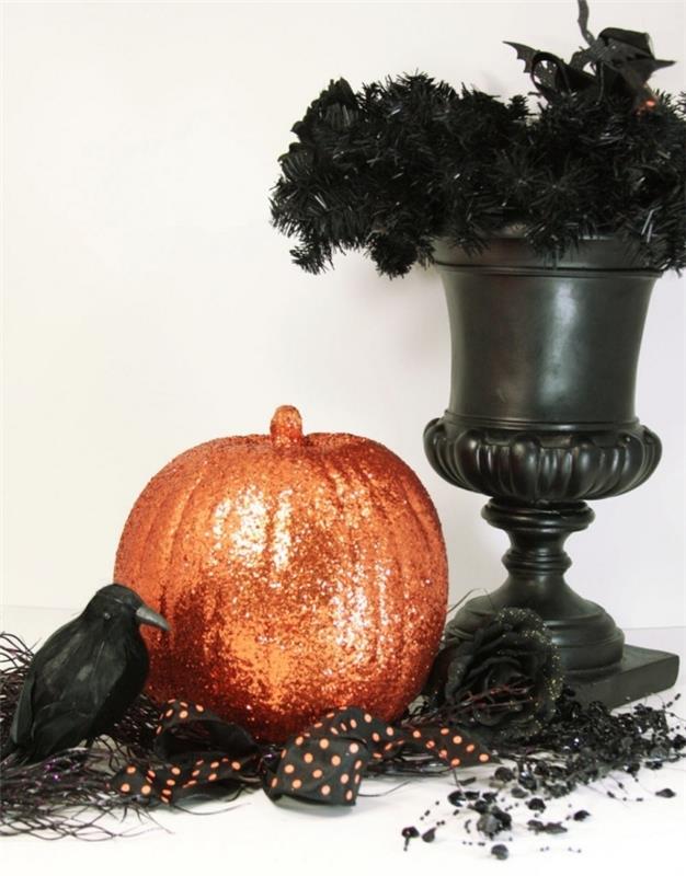 cadılar bayramı partisi, cadılar bayramı için kendin yap dekoratif öğeler, turuncu parıltılı ve siyah çelenkle boyanmış küçük balkabağı