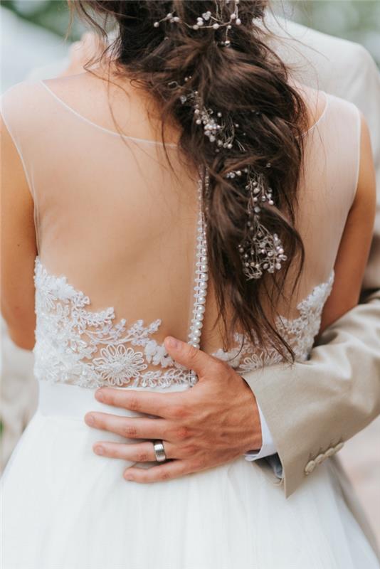 Gelin kıyafeti düğün saç modeli gevşek kıvırcık saç romantik güzellik düğün saç modeli aksesuarlı örgü