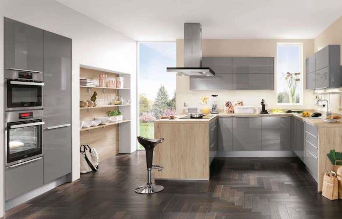 pilkai įrengtas virtuvės modelis, pilkai lakuoti virtuvės baldai ant rudų grindų
