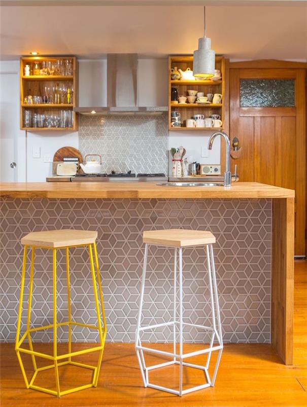 Amerikietiškos virtuvės medinis baras su dizainerio aukštomis kėdėmis