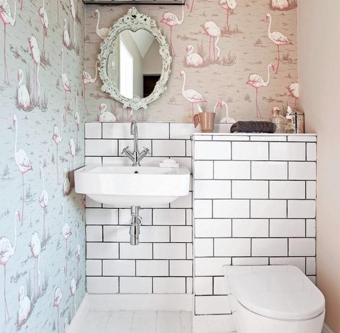 küçük banyo 2m2, flamingo motifli duvar kağıdı, beyaz fayans, barok ayna, badanalı parke