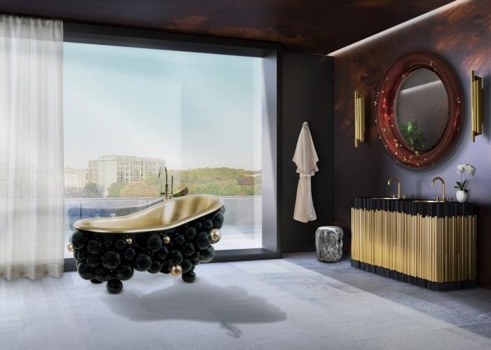 temna kopalnica s prevelikim oknom in razkošnim oblikovalskim mat črnim in zlatim pohištvom