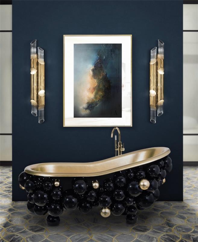 ideja kopalniškega pohištva v črni in bakreni izvedbi, ovalna oblika kopalne kadi v črno -zlatih kroglicah z bakreno pipo, stenska barva v temno modri barvi za kopalnico