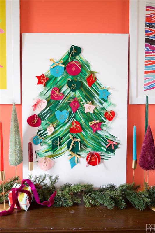 pasidarykite advento kalendorių su žalios Kalėdų eglutės piešiniu ant baltos plokštės su dienomis veltinėse figūrėlėse su siuvinėtais skaičiais