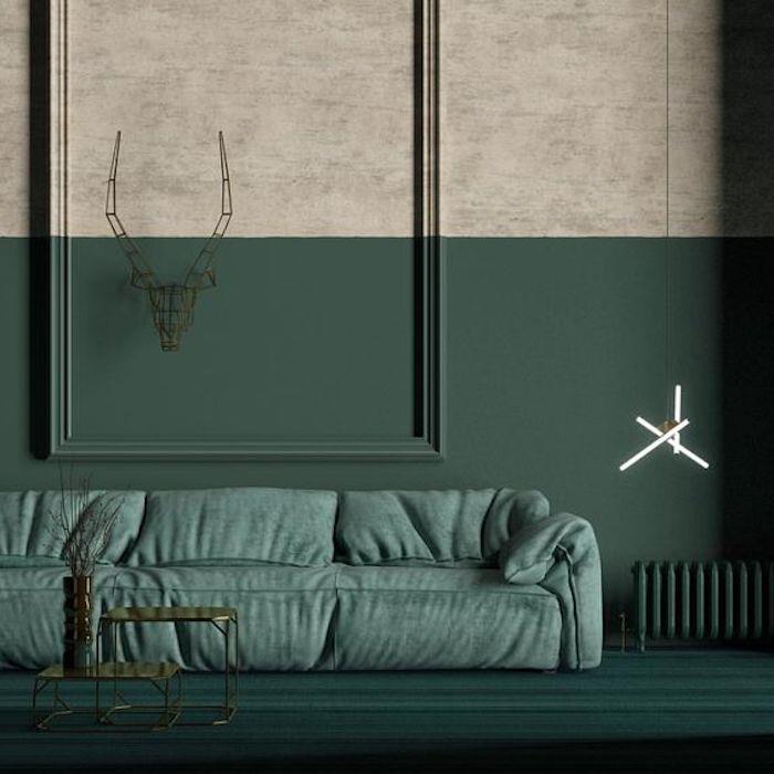 vodno zelena deko, celadon kavč in siva in temno zelena stena, originalna viseča svetilka, minimalistične mize designm umetniška dekoracija jelenjad rogovi