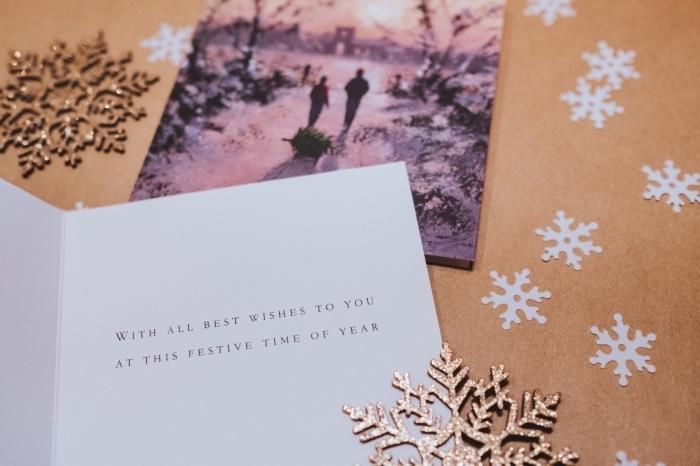 kolay bir Noel tebrik kartı yapmak için kart stoğu, kolay bir kendin yap kartına basmak ve yapıştırmak için Noel mesajı