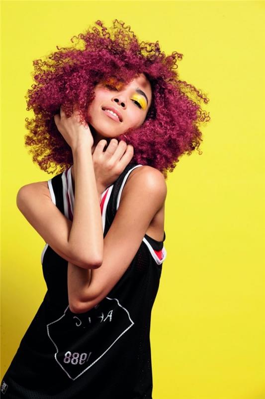 ženska pričeska, srednje dolga kodrasta frizura, barvanje las v vijolični barvi, ličila s svetlo rumenimi senčili
