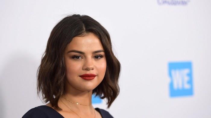 selena gomez ile dalgalı ve ortasından ayrılan dalgalı saç modeli, koyu kahverengi saç