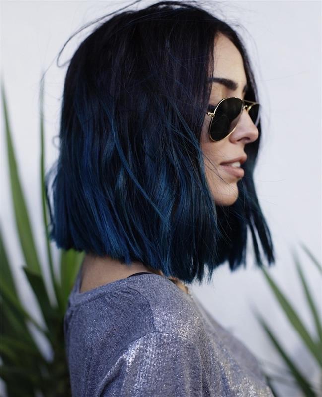 ženska pričeska, ženska frizura do ramen, temno vijolična barva las s temno modrimi konicami