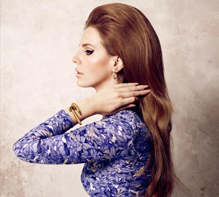 vario rudos spalvos, lana del rey ir jos ilgi plaukai su vintažinės šukuosenos moterimi su apimtimi viršuje, violetinė suknelė