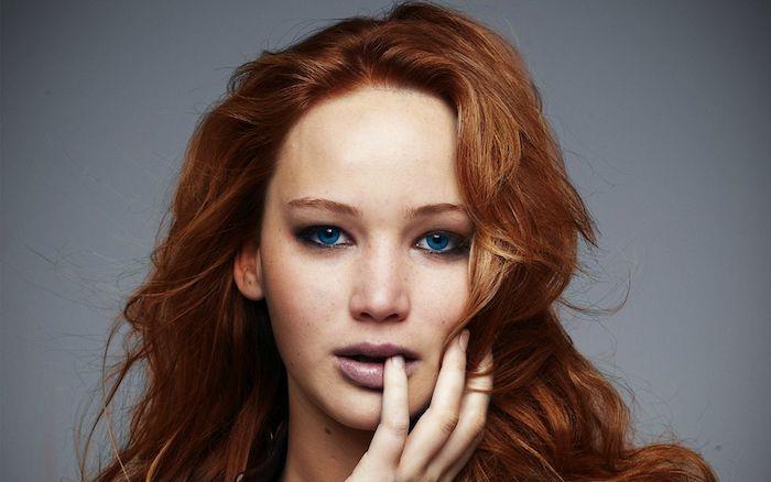 Jennifer Lawrence ir jos raudoni plaukai tarp šviesių ir rudų, mėlynos akys, paprasta netvarkingo efekto šukuosenos idėja