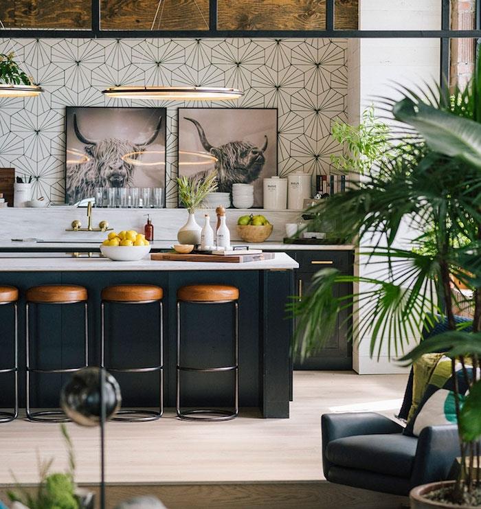 geometrijski vzorec hrbtne strani, antracitno siva kuhinja spredaj in osrednji otok, industrijski otoški stol, marmorna delovna plošča, tropske rastline za okras