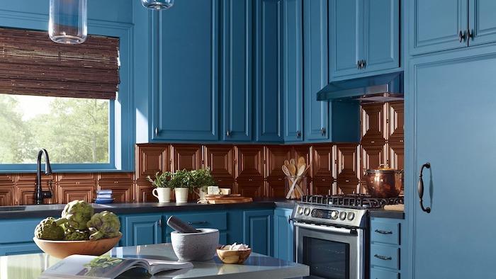 orijinal backsplash kahverengi karo, gri tezgah ile gece mavisi lüks mutfak dekoru