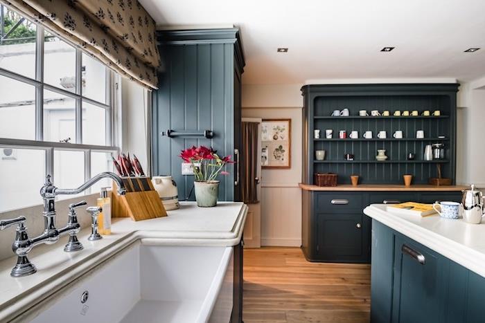 mavi mutfak dolabı rengi, ahşap zeminler, beyaz tezgahlı ve lavabolu eski musluklar ile gri ve beyaz mutfak