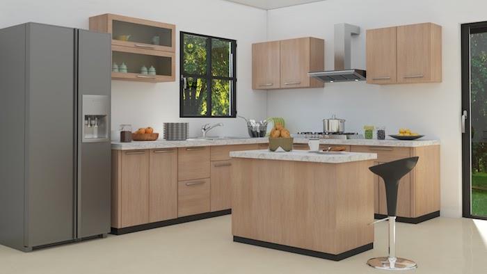 medinis virtuvės modelis su mediniais virtuvės baldais ir baltomis sienomis, pilku nerūdijančio plieno šaldytuvu, juodos spalvos išmatomis, smėlio spalvos grindų danga
