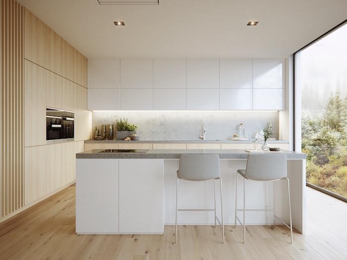 medinė ir balta virtuvė su žemomis spintelėmis ir medinėmis kolonomis, balta centrinė sala su pilku stalviršiu, šviesiai pilka spalva, šiuolaikiškas dizainas
