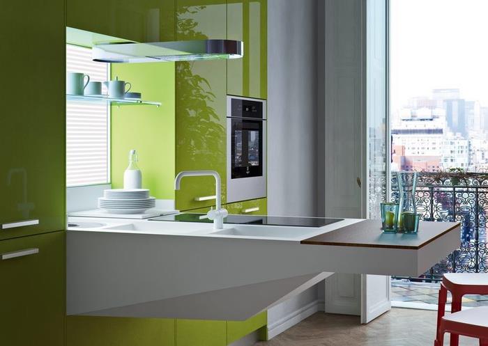 entegre lavabo ve kesme tahtası ile asılı bir tezgah ile küçük bir açık gri ve yeşil lake mutfak fonksiyonel ve modern düzeni