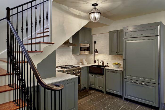 siv kuhinjski model pod stopnicami s steno bele ploščice črno umivalnik belo delovno površino stopnišče v četrtini zavoja