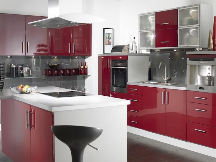 bordo bir mutfak, mutfak cephesi ve kırmızı ada, sıçrama ve gri yer karolarının nasıl düzenleneceğine dair fikir