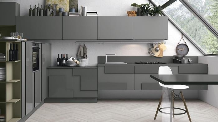 bir mutfakta renklerin nasıl birleştirileceğine örnek, beyaz mutfak dekoru ve kömür grisi mobilyalar