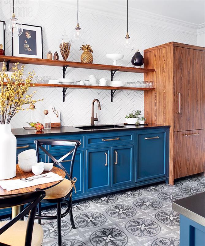lacivert mutfak dolabı, bir mutfak için ne renk, beyaz kiremitli bir sıçrama tahtası üzerinde ahşap ve metal raflar, ahşap dolap, gri mozaik zemin