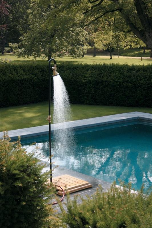 Çim bahçeli arka bahçe dekorasyonu, dikdörtgen yüzme havuzlu çevre düzenlemesi ve mobil duşlu beton güverte