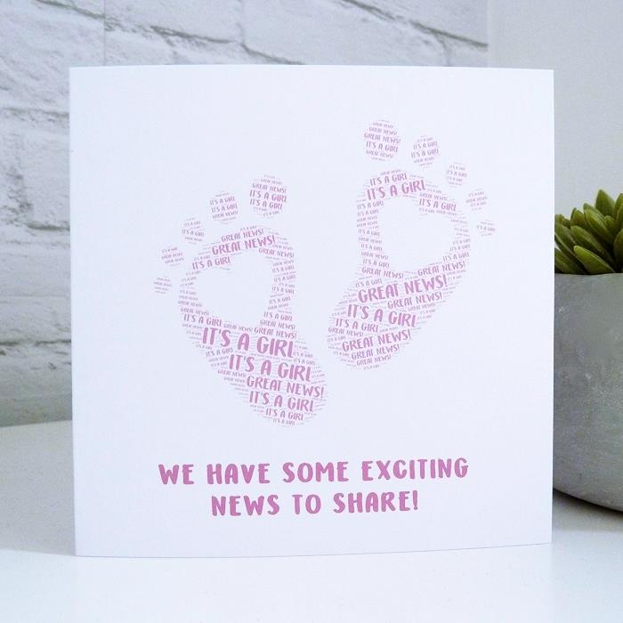 kendin yap kız bebek duyuru kartı, ayak izi tasarımları ile beyaz kağıt üzerinde bir kız doğum duyuru kartı örneği