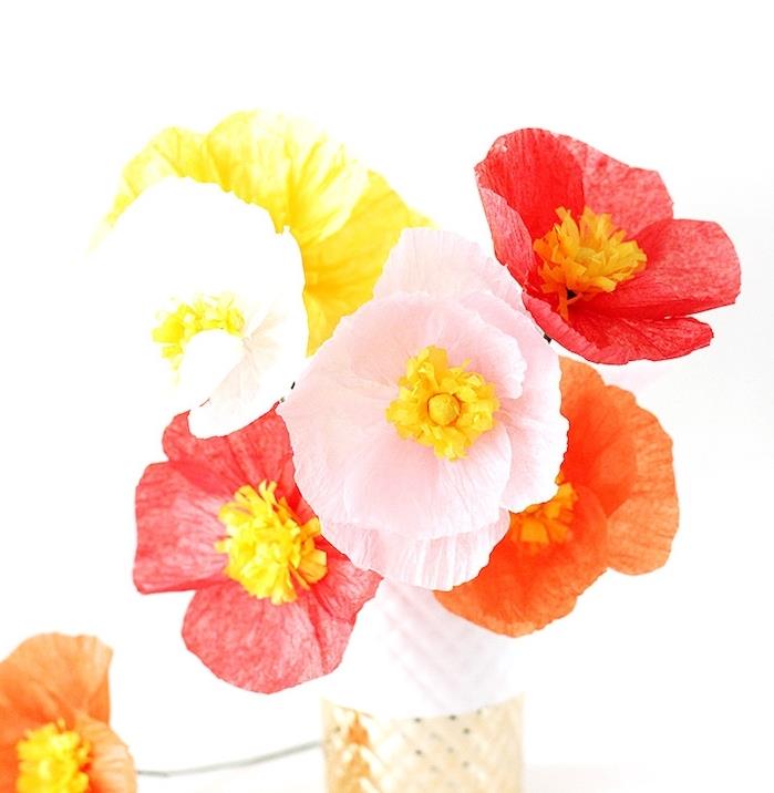 beyaz ve altın vazoda pembe, kırmızı ve turuncu krepon kağıt çiçekler örneği, güzel çiçek aranjmanı orijinal merkez parçası