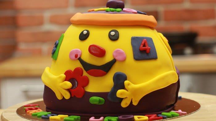 Sahte pikachu, doğru şeker hamurlu pastayı yapmak için çok yuvarlak, kızın şeker hamurlu pastası, ruh hali ile kişiselleştirilmiş doğum günü pastası