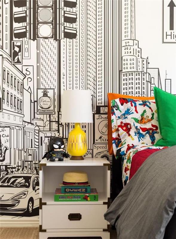 erkek odası dekor fikri, modaya uygun grafik duvar kağıdı, siyah ve beyaz New York peyzaj tasarımı, turuncu, kırmızı, gri ve yeşil nevresimler, çizgi roman kahramanı desenli minderler