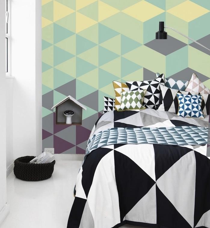 yatak odası için geometrik duvar kağıdı deseni, sarı, gri ve yeşil üçgenler, yatak çarşafları geometrik desenler, beyaz zemin