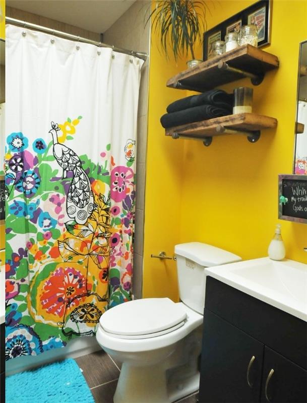 vonios dažai geltonos spalvos ir vonios užuolaidos, žalios medienos vonios lentynos