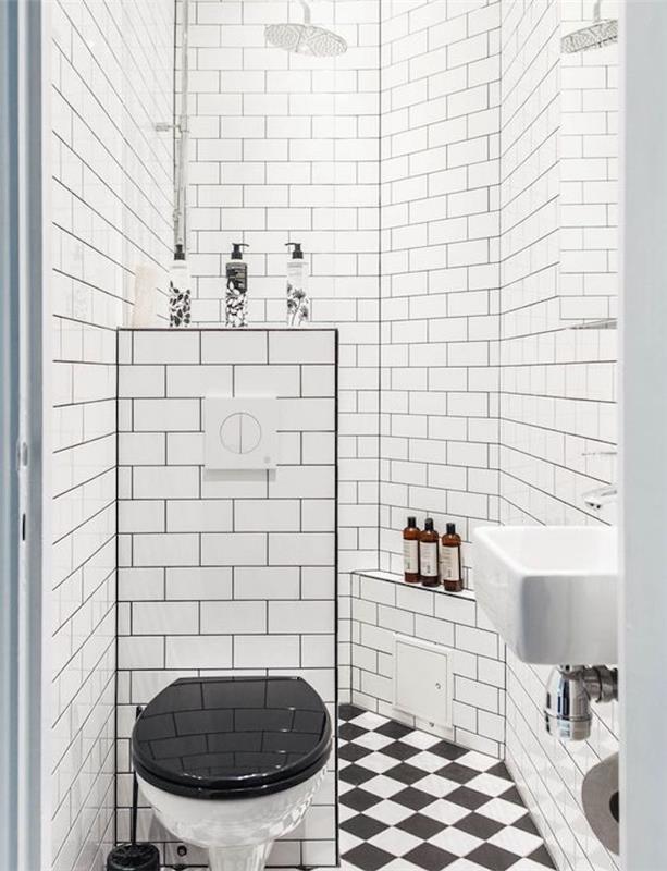 beyaz karo duvar, siyah beyaz tuvalet ve kareli karo zemin, duş ve lavabo içeren küçük bir banyo için örnek