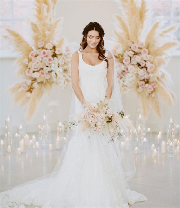 vestuvinės suknelės 2018 m., ilga suknelė su apvalkalo pjūviu ir traukiniu bei apvaliu kaklu, gėlių vestuvių kambario dekoro idėja