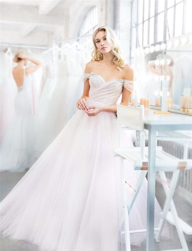 šviesiai rausvos spalvos princesės vestuvinė suknelė su klostuotu viršumi su nuleistais dirželiais ir tiulio sijonu