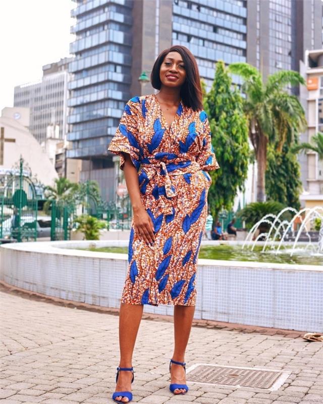 Šiuolaikinis afrikietiškas nugarinė, apvyniokite midi suknelės modelį iš oranžinio ir mėlyno vaško audinio