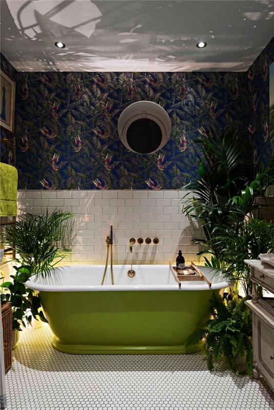 naravna kopalnica z zeleno kadjo in lepim netkanim ozadjem s tropskim vzorcem, mozaično polaganje iz šesterokotnih ploščic o