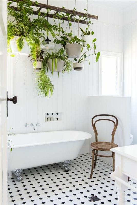 zen banyo dekoru, küçük zen banyo, banyo fayans modeli, beyaz banyo, bitki tutucu olarak kullanılan eski kahverengi ahşap merdiven, kare desenli siyah beyaz yer karoları