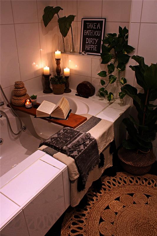 navdih za pinterest kopalnico z boemskim elegantnim in zen dekorjem, svečami in zelenimi rastlinami, ki kopališče spremeni v pravo zdravilišče